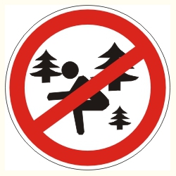 Zakaz ... w lesie. Znak