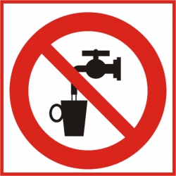 Zakaz spożywania wody. Naklejka informacyjna